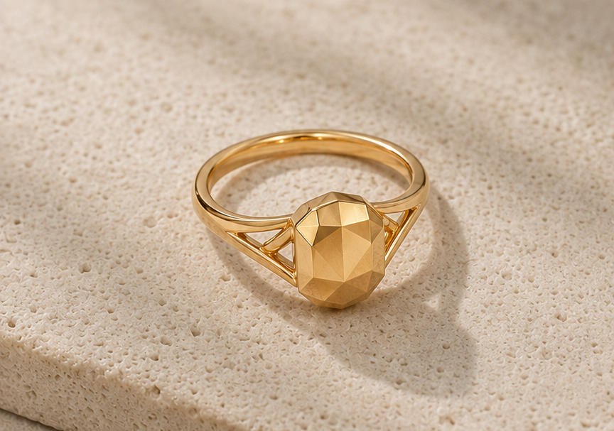 Crowncut Intimate solid gold ring hero